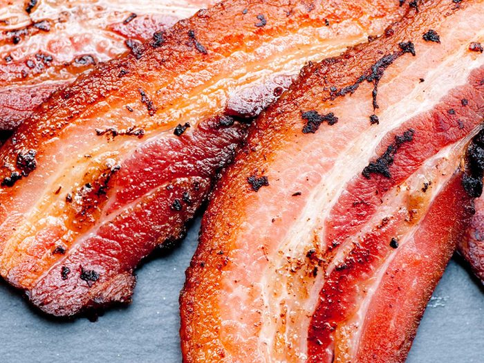 Du bacon cuit sur le barbecue