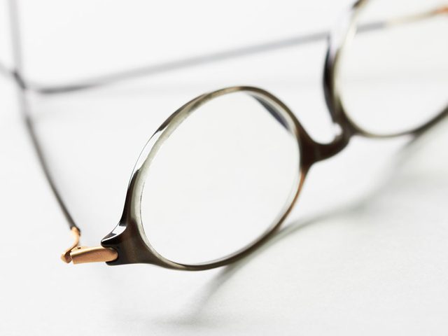Troquez vos lentilles cornennes contre vos lunettes pour viter les allergies.