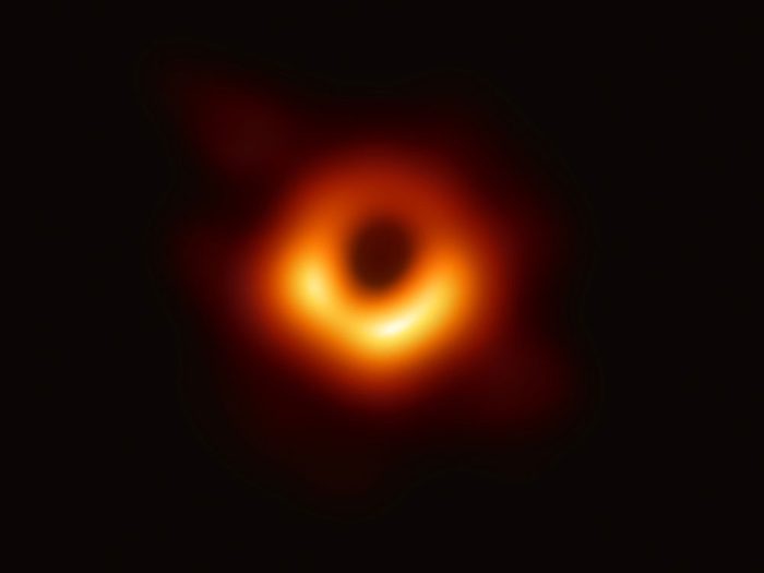 La plus grande actualité au niveau exploration spatiale de toute la décennie est certainement la toute première image d'un trou noir.