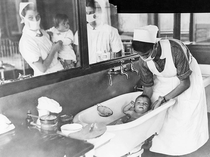 L'hygiène d'un bébé il y a 100 ans.