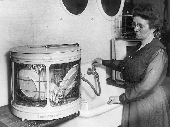 La première version du lave-vaisselle, une révolution en terme d'hygiène.