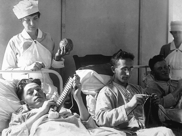 Les infirmières aidaient aux loisirs des convalescents.