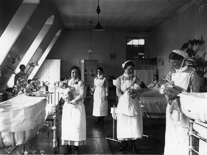 Les infirmières s’occupaient des bébés à la maternité.