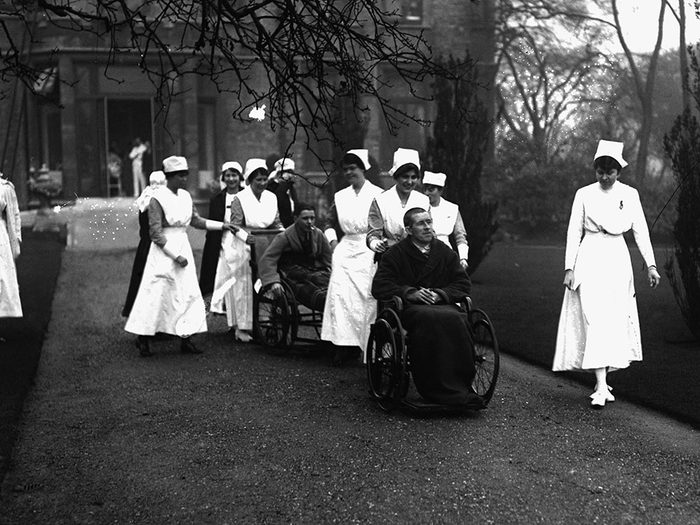 Les infirmières et les patients en promenade.