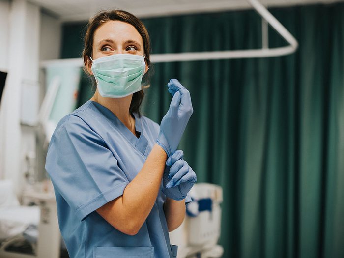 Les infirmières constituent environ la moitié des travailleurs de la santé au Canada.