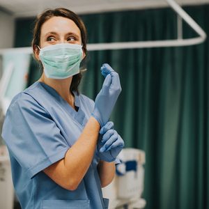 Les infirmières constituent environ la moitié des travailleurs de la santé au Canada.