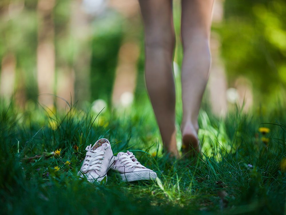 Se promener pieds nus pourrait être l’une des grandes joies sensorielles de la vie.