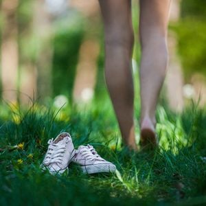 Se promener pieds nus pourrait tre lune des grandes joies sensorielles de la vie.