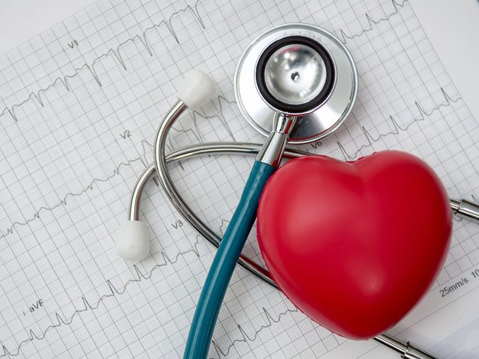 Les problèmes cardiaques font partie des symptômes de la COVID-19.