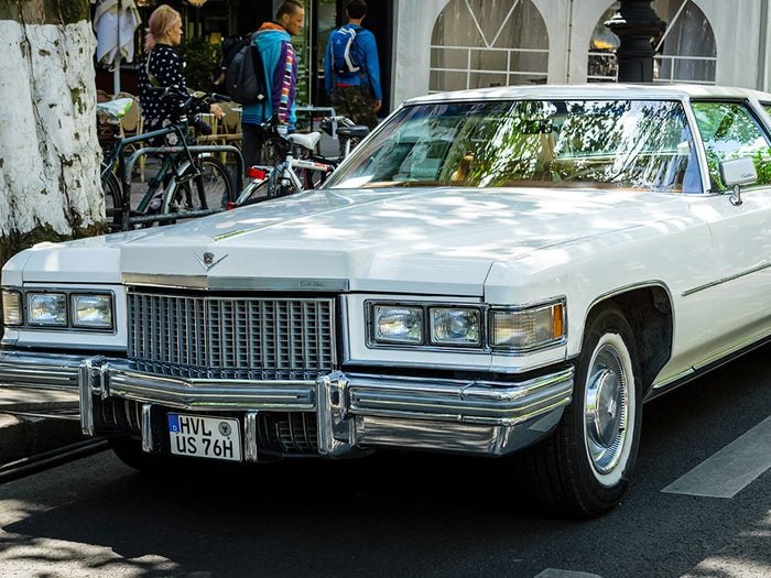 La voiture Cadillac Coupe de Ville de 1975.
