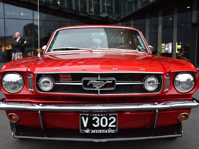La voiture Ford Mustang de 1964.