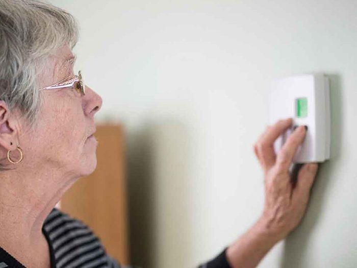 Mythe: programmer le thermostat de votre air climatisé à la même température toute la journée vous fera économiser.