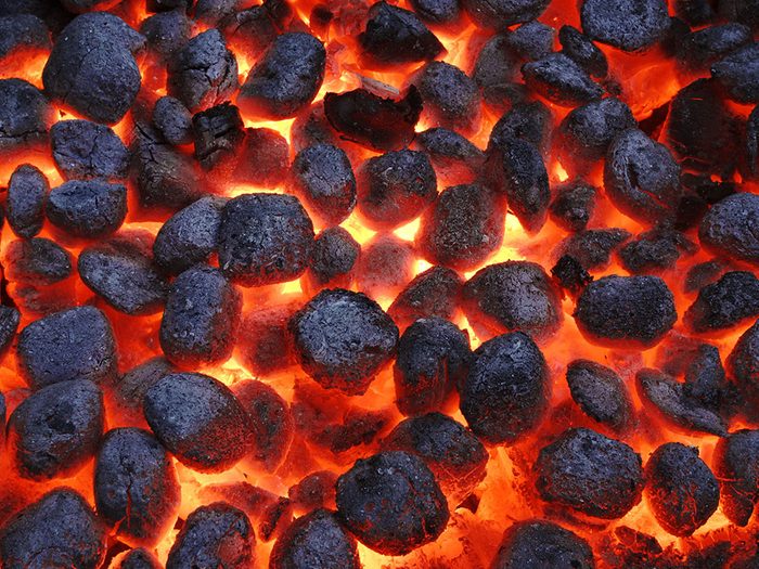 Barbecue au charbon de bois sous forme de briquettes.