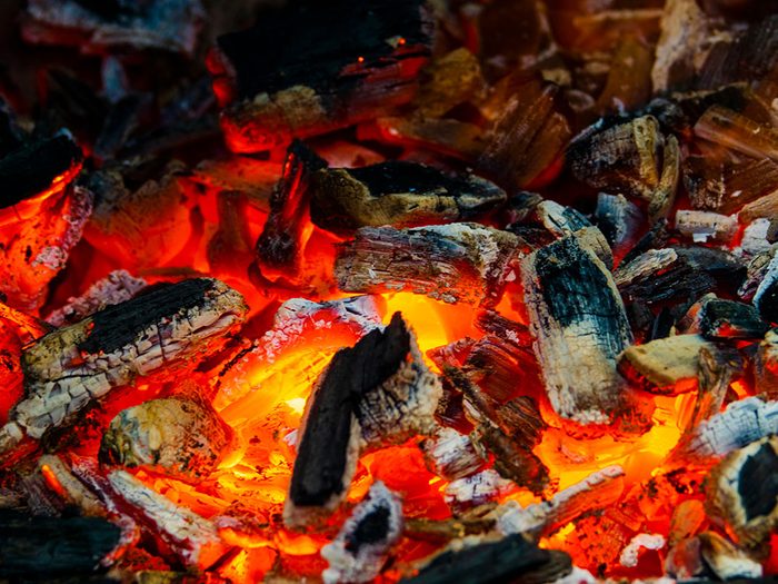 Barbecue au charbon de bois.