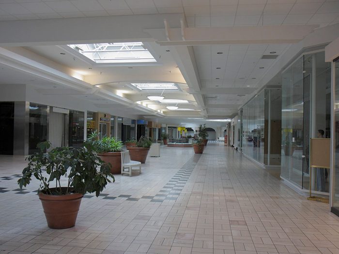Ce centre commercial de Palm Beach est complètement abandonné.