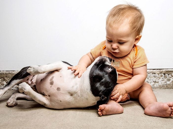Ce bébé adore se blottir contre son chien.