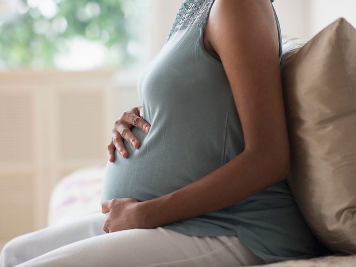 Être enceinte ou allaiter peut être l'une des causes de votre déshydratation.
