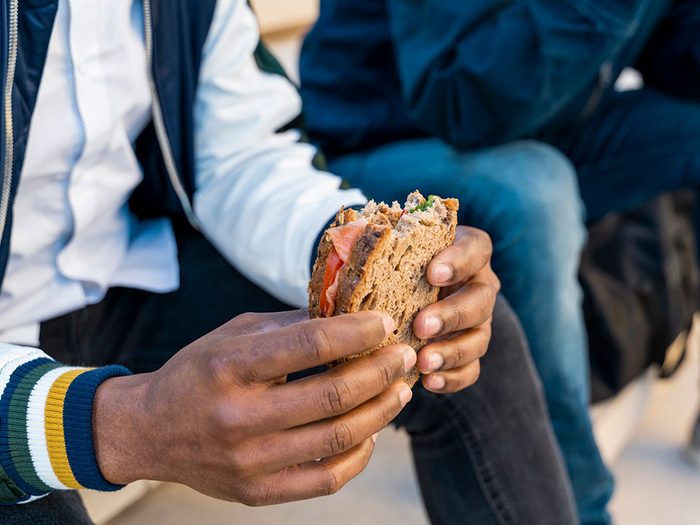 Manger un sandwich quotidiennement peut être l'une des causes de votre déshydratation.