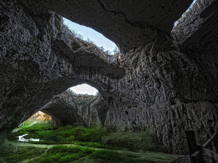 La grotte de Devetashka.