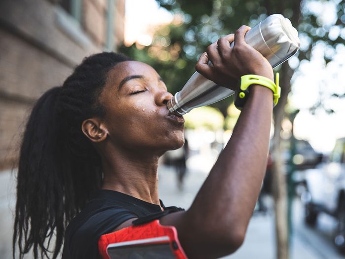 Vous ne buvez pas assez d'eau, ce qui ralentit votre métabolisme.