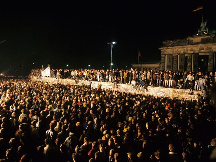 Une photo d'époque de la chute du mur de Berlin en 1989.