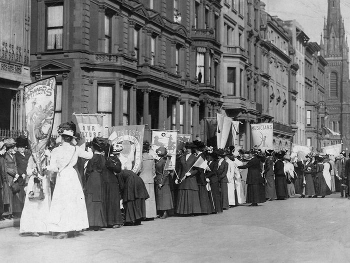 Une photo d'époque d'un défilé du mouvement pour le droit de vote des femmes.