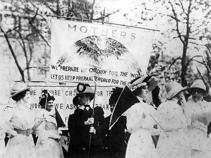 Une photo d'époque d'une marche pour le droit de vote des femmes.