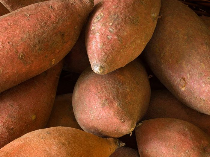 Les patates douces font partie des légumes qui poussent en un temps record dans le potager!