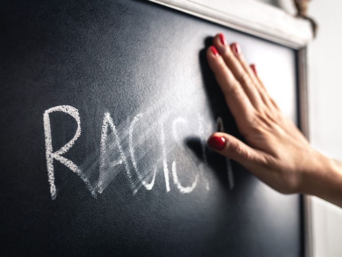 N’ayez pas peur des mots «raciste» et «racisme».