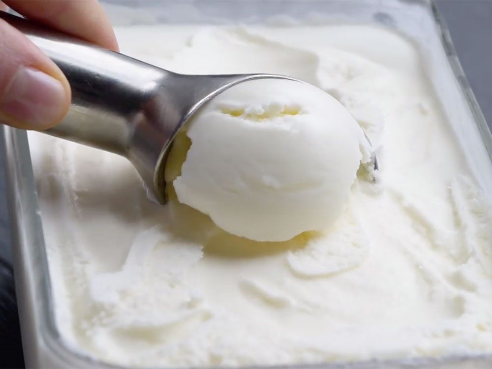 Recette de crème glacée maison à la vanille.