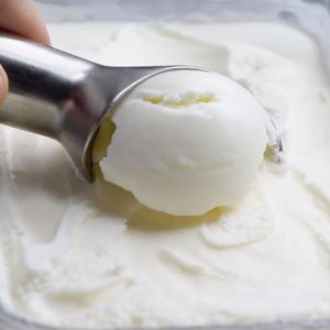 Recette de crème glacée maison à la vanille.