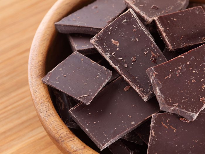 Le chocolat noir fait partie des superaliments d’été pour les hommes.