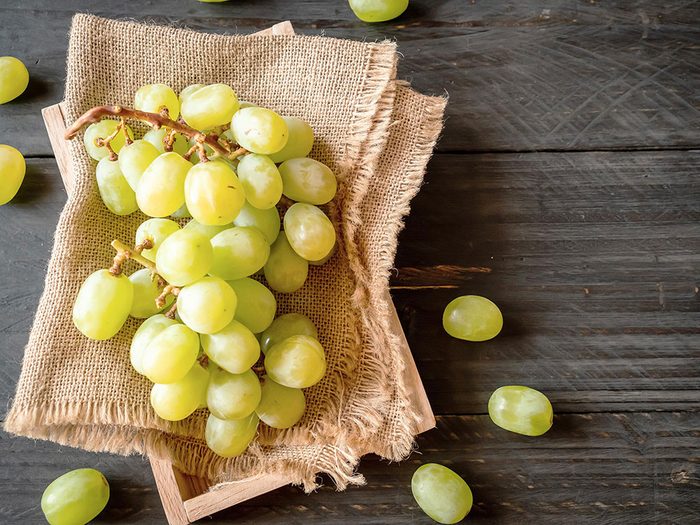 Les raisins font partie des superaliments d’été pour les hommes.
