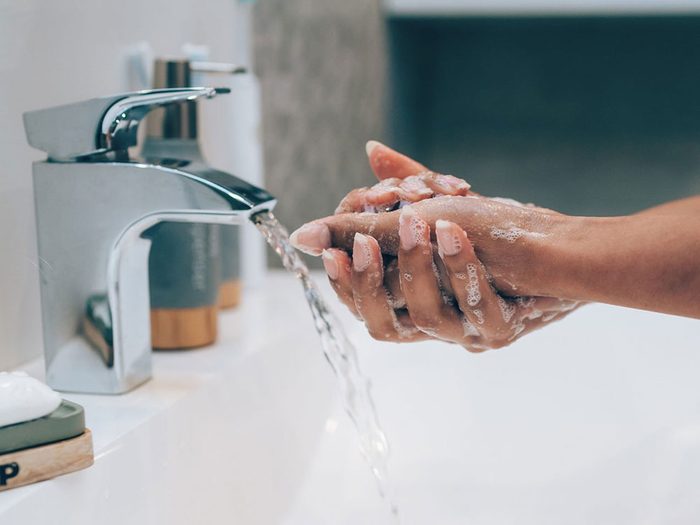 Lavez-vous les mains pour éviter la transmission de virus.