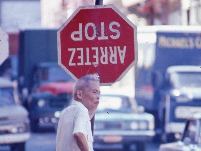 Québec d’autrefois: les panneaux de circulation, 1966.