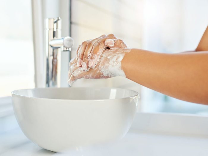 Lavez-vous les mains fréquemment lorsque vous allez visiter vos amis.