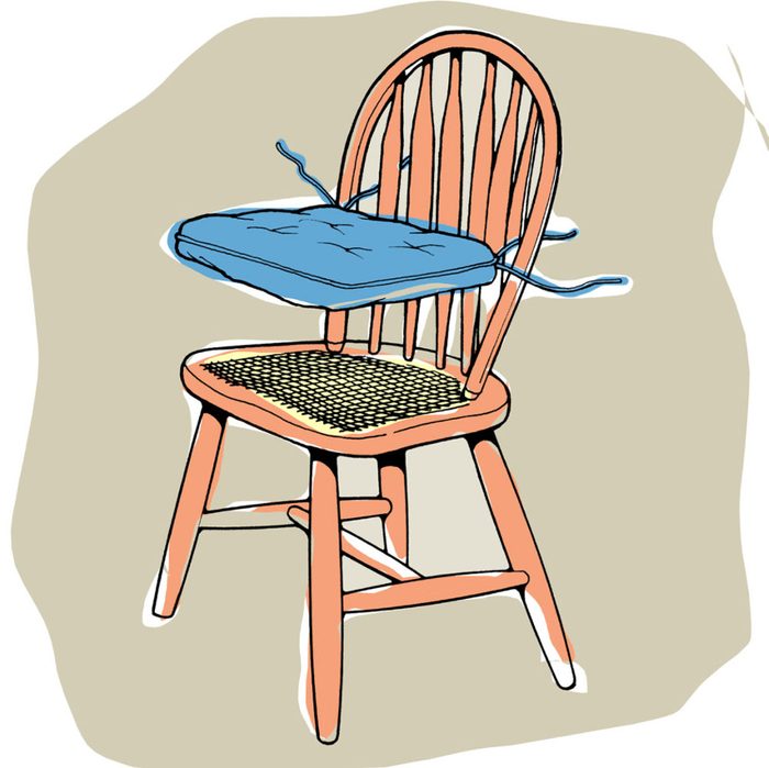 Astuces de bricolage: faire tenir en place des coussins de chaise.