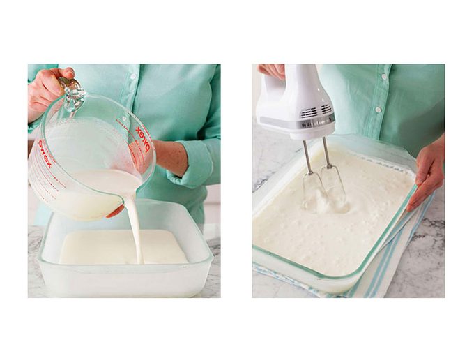 Crème glacée maison: versez la mixture dans le récipient refroidi.
