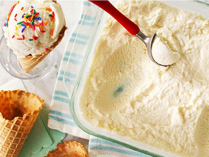 Dégustez une bonne crème glacée maison.