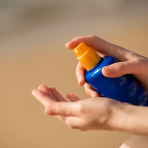 Voici 9 endroits que vous oubliez de protéger avec la crème solaire.