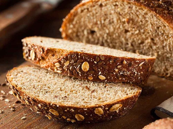 Vous pensez que tout le pain de blé est un superaliment quand vous lisez l'étiquette des aliments.