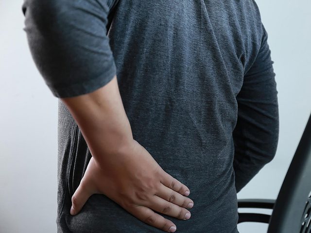 Une douleur dans le dos peut indiquer une infection rnale.