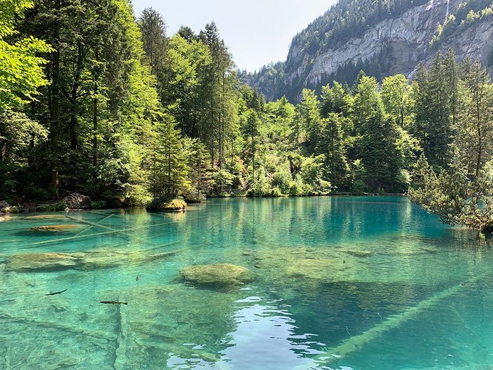 Le lac Blausee, en Suisse, dont l'eau est claire.