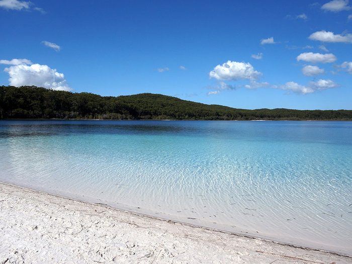 Le lac McKenzie, en Australie, dont l'eau est claire.