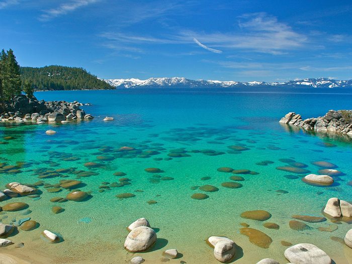 Le lac Tahoe, aux États-Unis, dont l'eau est claire.