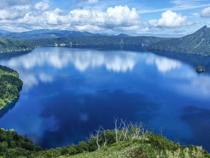 Le lac Mashû, au Japon, dont l'eau est claire.