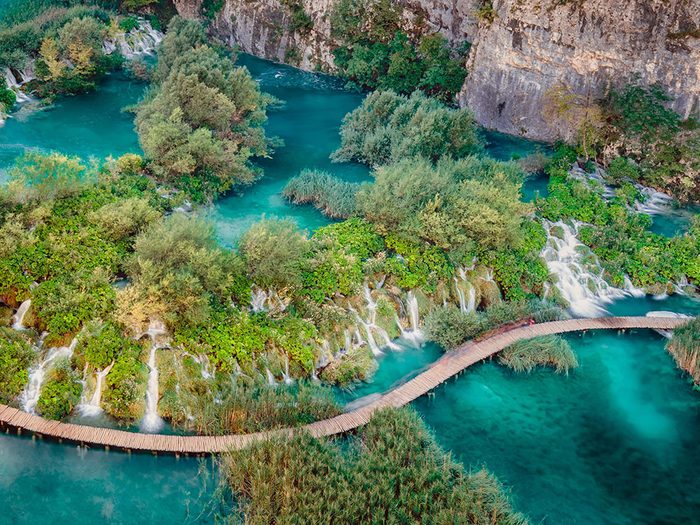 Le parc national des lacs de Plitvice, en Croatie, dont l'eau est claire.