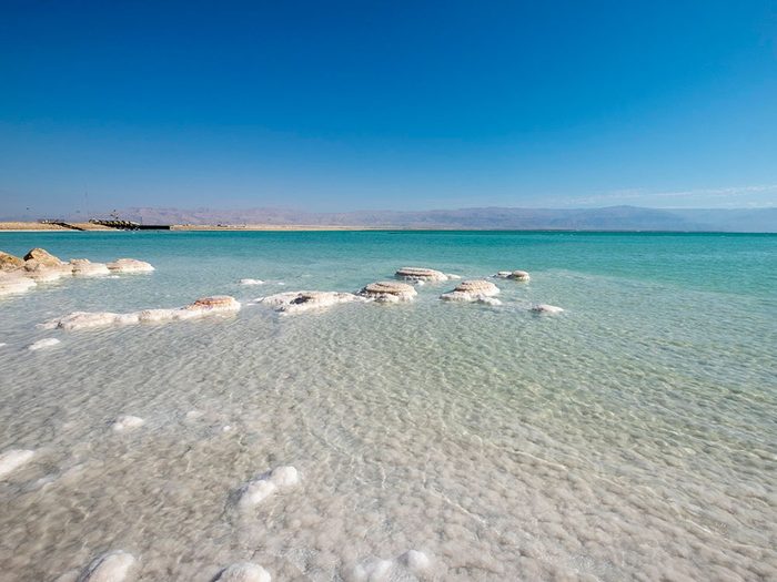 La Mer Morte, dont l'eau est claire.