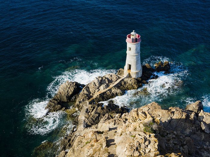 Photo aérienne de drone du phare de Capo Ferro.