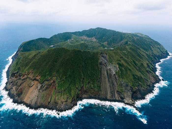 Photo aérienne de drone de l’île Aogashima.
